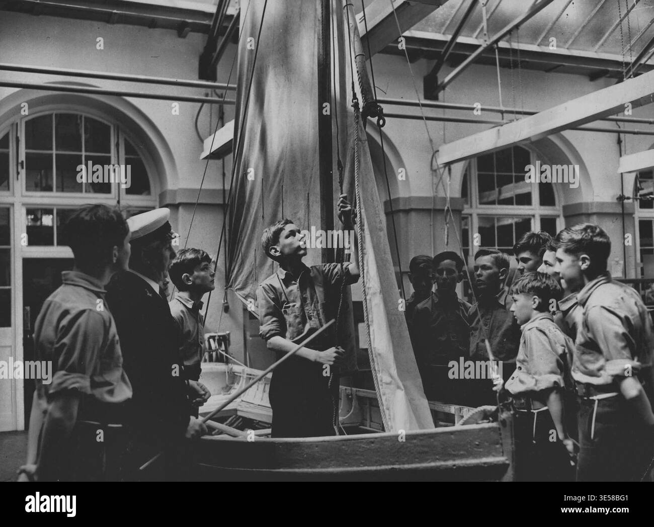 Imparano la marineria -- i sottufficiali in pensione della Royal Navy noti ai ragazzi come 'Capo', agiscono come istruttori in alcuni aspetti della marineria Foto Stock