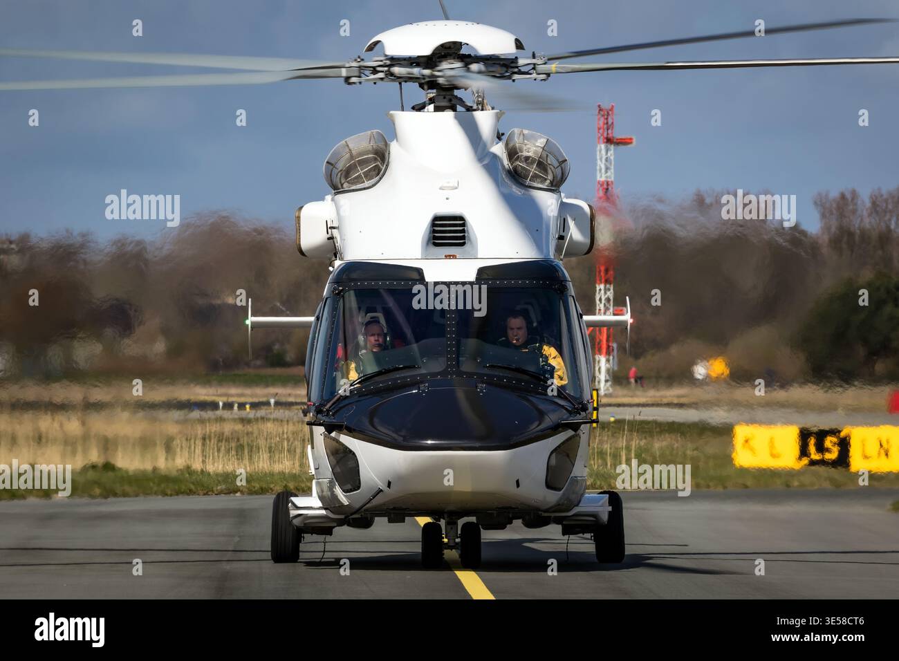 L'elicottero Airbus Helicopters H175 rullerà dopo l'atterraggio all'aeroporto di Den Helder, Paesi Bassi - 31 marzo 2025 Foto Stock