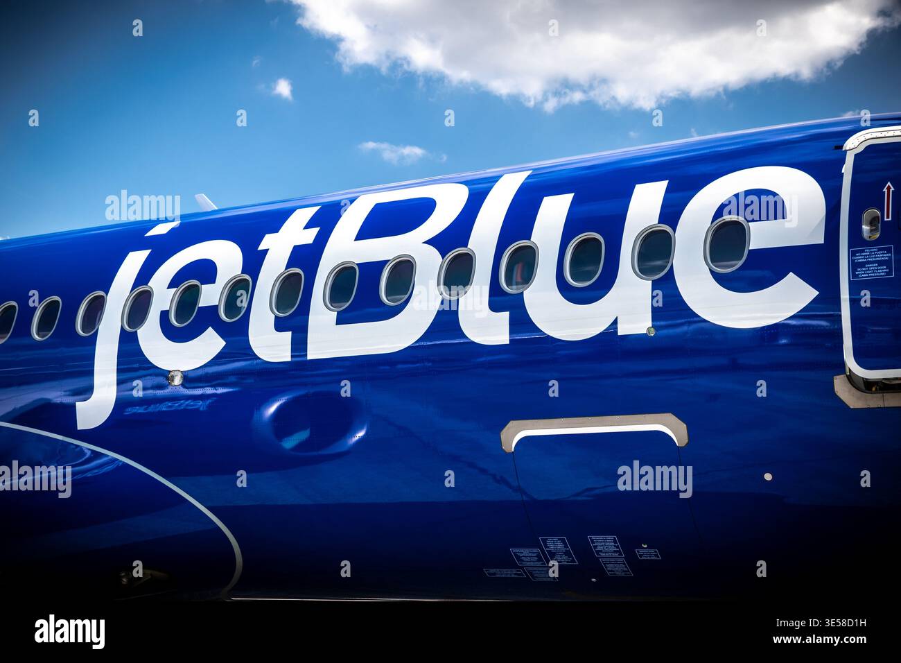 JetBlue Airways Airbus A220 Airliner Aeroporto le Bourget. Parigi, Francia - 17 giugno 2025 Foto Stock