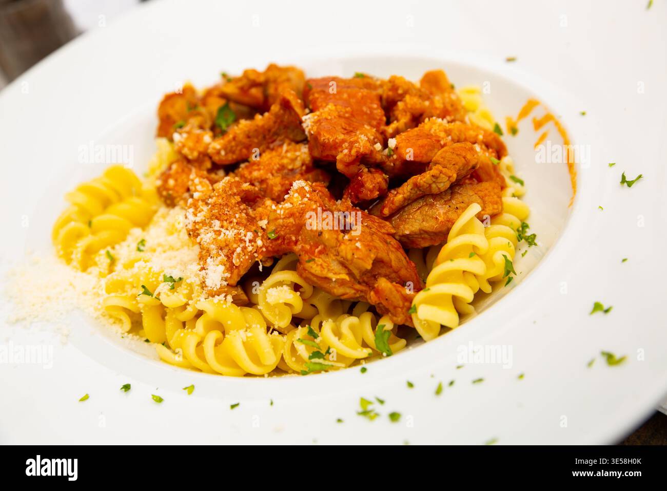 Fusilli italiani con maiale e formaggio Foto Stock