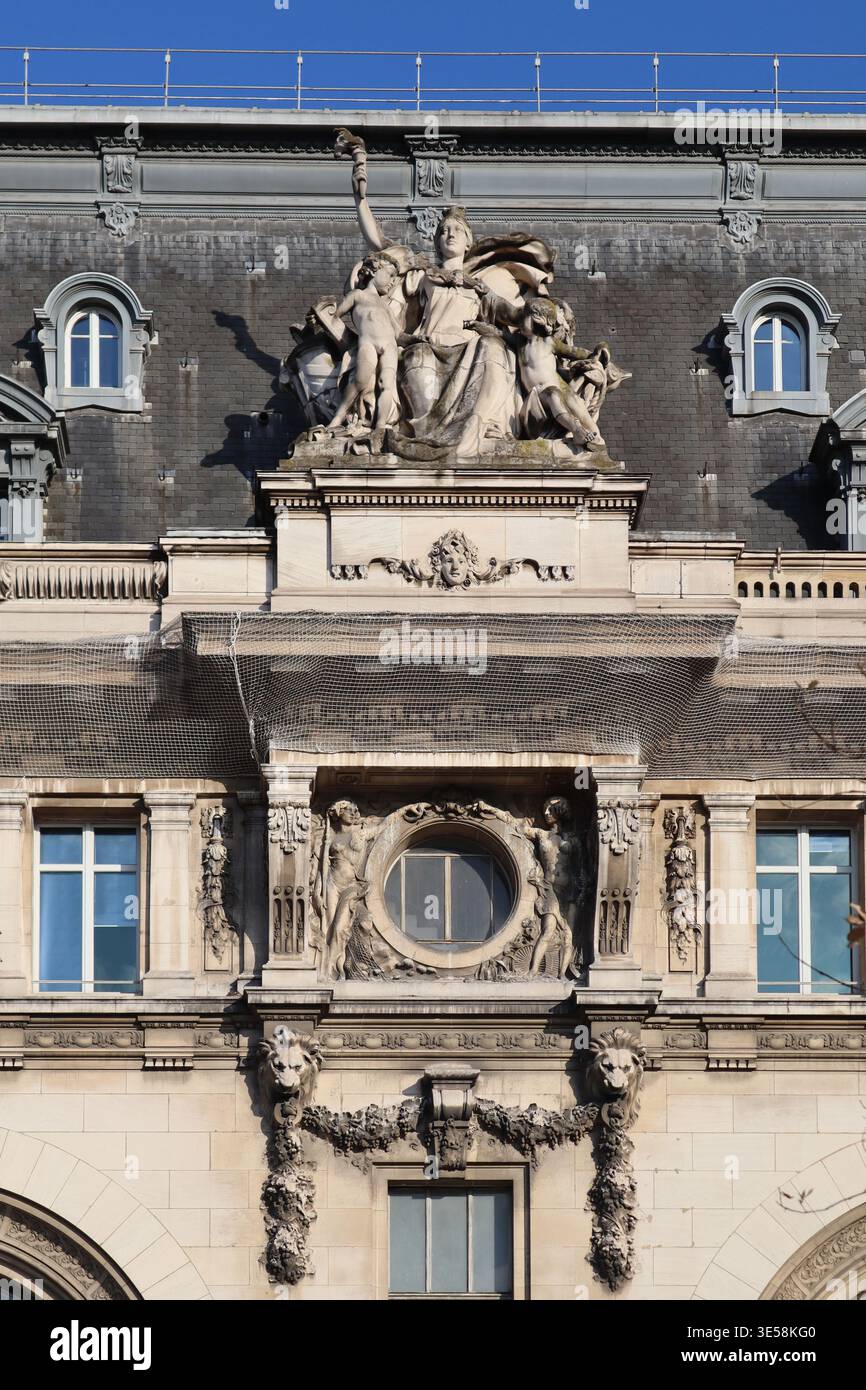 Parigi, Francia - 7 maggio 2022: Vista ravvicinata dei dettagli della facciata scultorea della stazione ferroviaria Gare de Lyon con figure classiche ed elementi decorativi Foto Stock