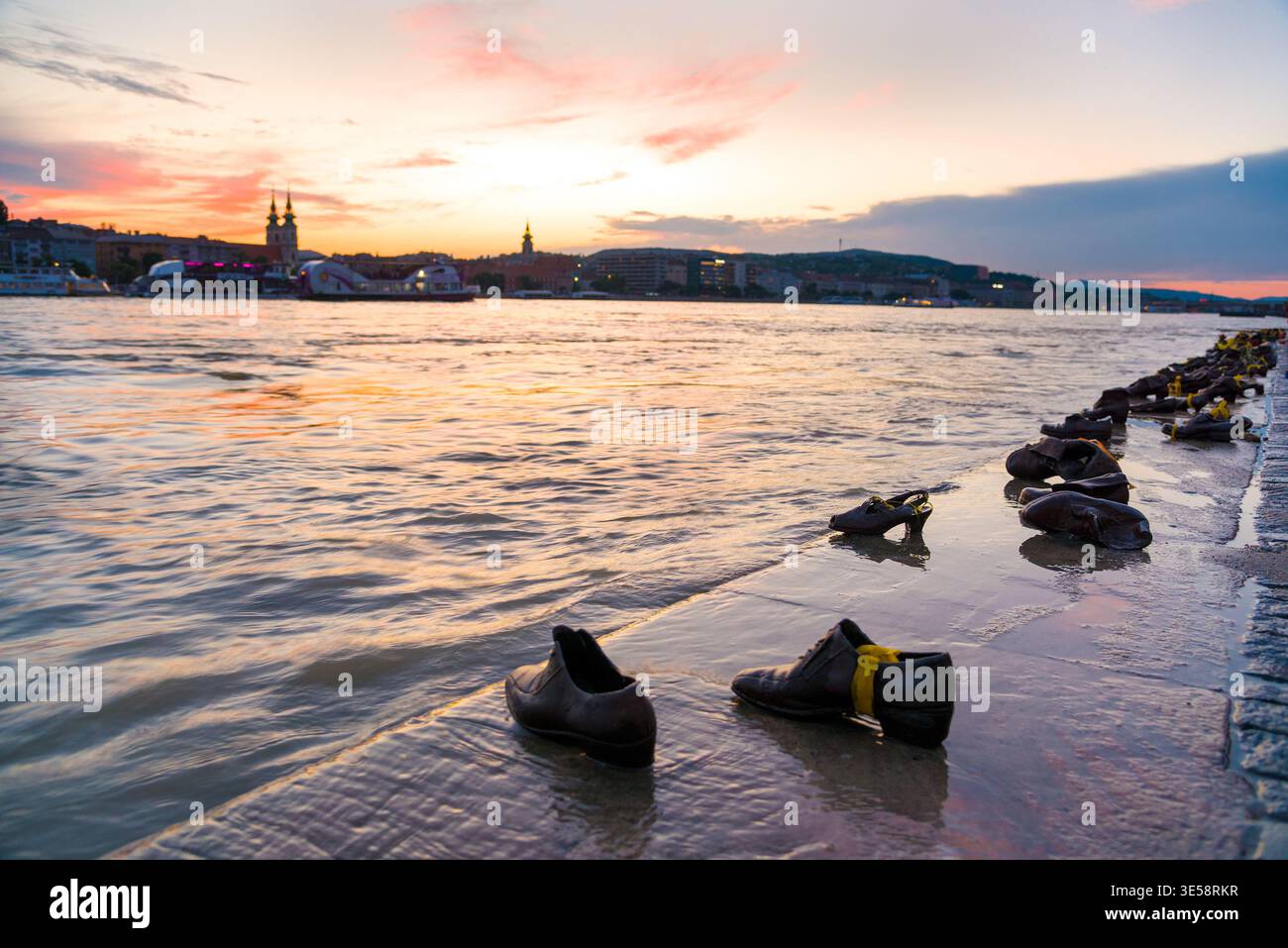 Scarpe sul memoriale della riva del Danubio contro lo skyline della città Foto Stock
