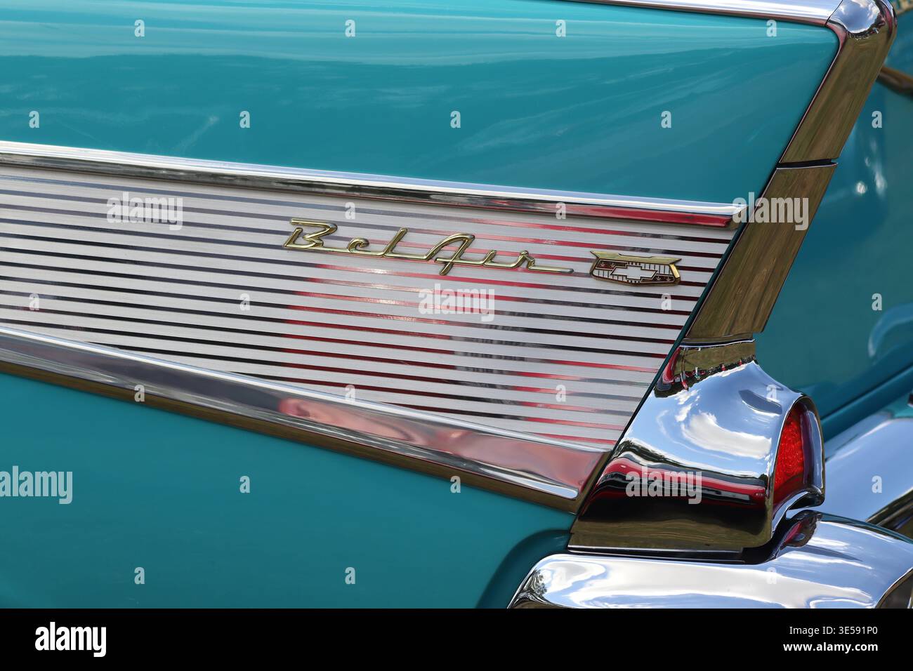 Le inconfondibili pinne e lo stile cromato caratterizzano l'iconica Chevrolet bel Air turchese di seconda generazione 1959, esposta in occasione di una mostra di auto d'epoca. Foto Stock