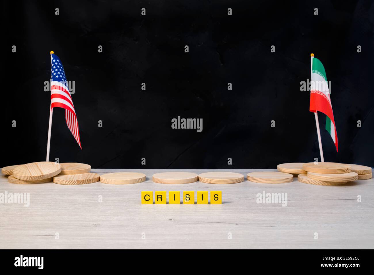 Immagine concettuale che illustra la crisi economica globale e la tensione geopolitica tra Stati Uniti e Iran, mostrando squilibri e opposizione. Su Foto Stock