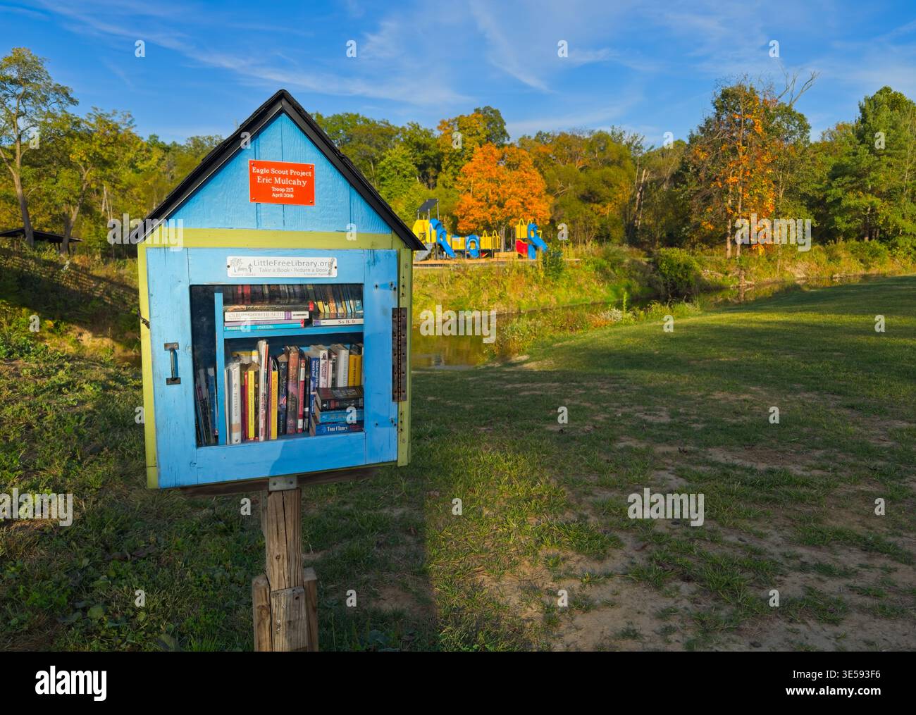 Una piccola libreria gratuita si trova ai margini di un parco cittadino di Twinsburg. La Little Free Library ha oltre 200.000 scatole di libri in tutto il mondo. Foto Stock