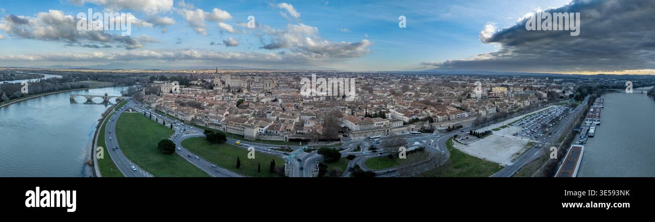 Avignone, Francia: Scopri il Palais des Papes, l'iconico ponte Saint-Bénézet e gli antichi bastioni di questa splendida città patrimonio dell'umanità dell'UNESCO Foto Stock