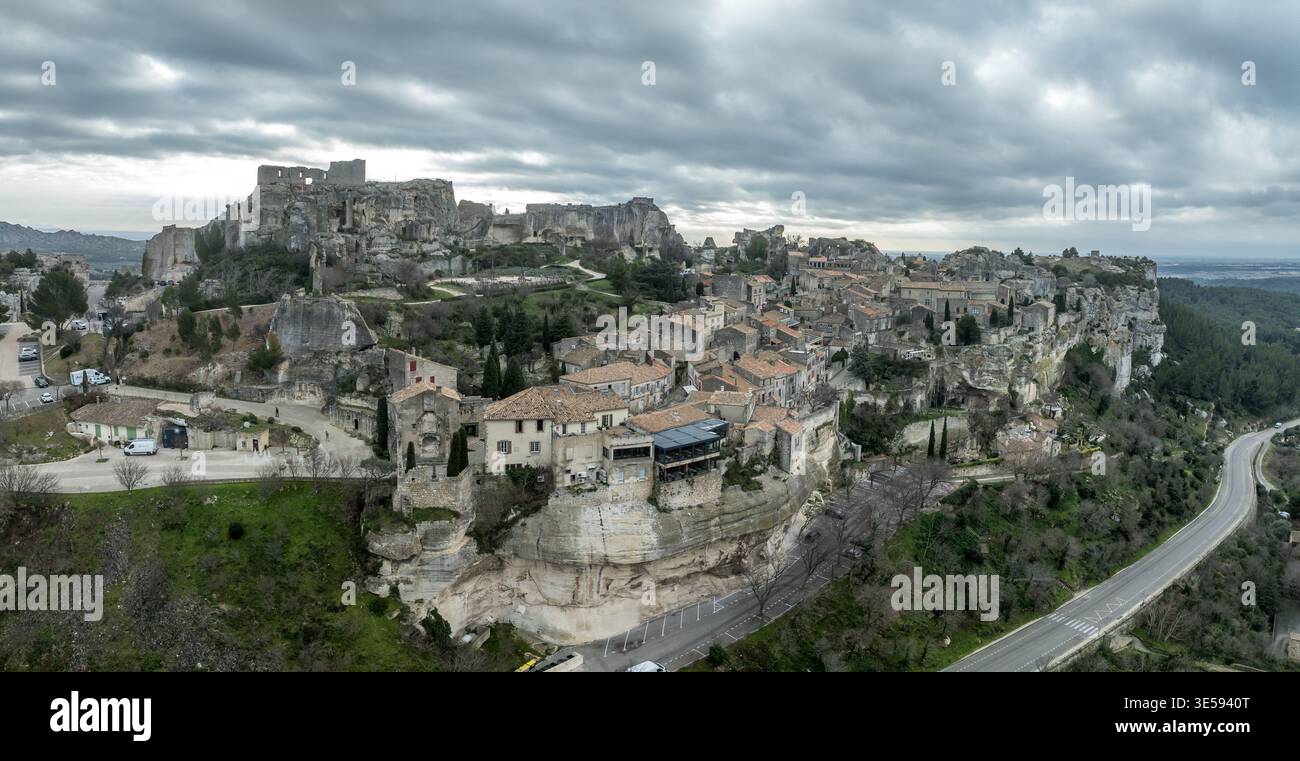 Visita Les Baux-de-Provence: Scopri le splendide viste panoramiche, le antiche strade acciottolate e i ricchi sapori dell'olio d'oliva AOC nel sud della Francia Foto Stock