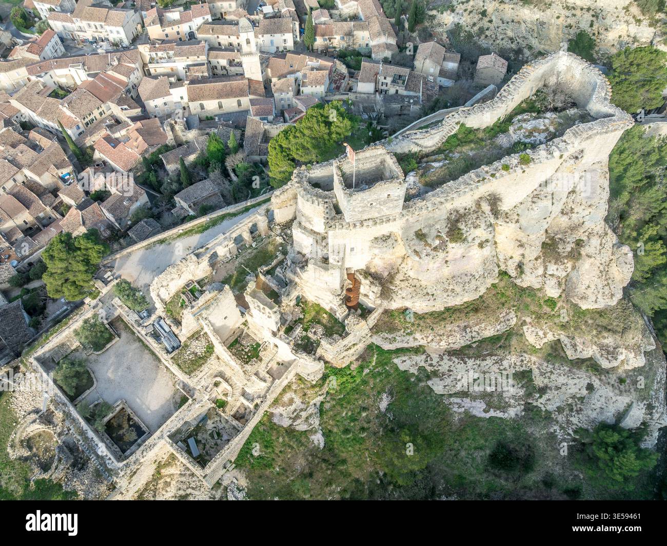 Vista aerea dall'alto verso il basso dei bastioni e di Piazza Donjon di Château de Boulbon, fortezza gotica che si affaccia sulla valle di Rhône, provenzale He Foto Stock