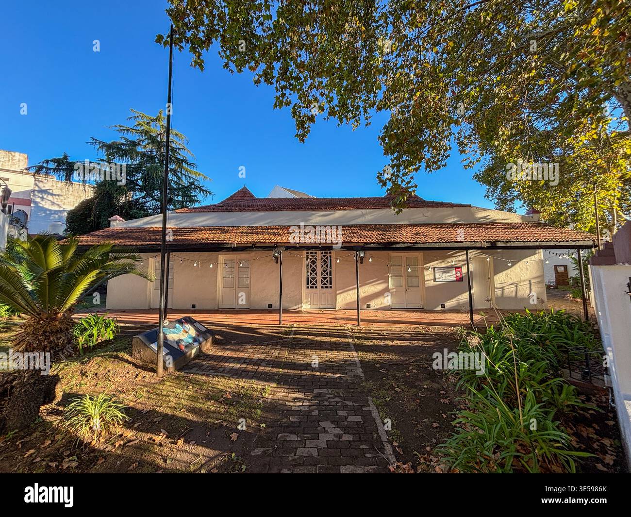 Facciata storica della vecchia caserma Juan Manuel de Rosas nel quartiere General San Martin. Costruzione con galleria e tetto piastrellato. Foto Stock