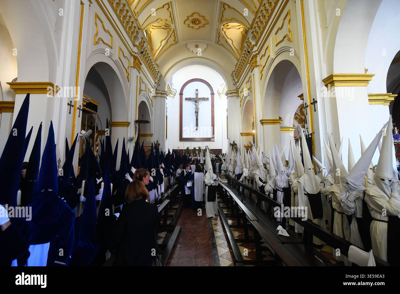 Malaga, Spagna. 31 marzo 2026. Una vista generale mostra i penitenti della fratellanza "Humillacion y estrella" all'interno della chiesa in attesa di partecipare a una processione il martedì Santo per celebrare le celebrazioni della settimana Santa. Migliaia di fedeli attendono di vedere le processioni con le statue di Cristo e della Vergine Maria come parte delle tradizionali celebrazioni della settimana Santa. In Andalusia, la Pasqua riunisce migliaia di persone provenienti da tutto il mondo ed è considerata uno degli eventi religiosi e culturali più importanti dell'anno. Credito: SOPA Images Limited/Alamy Live News Foto Stock