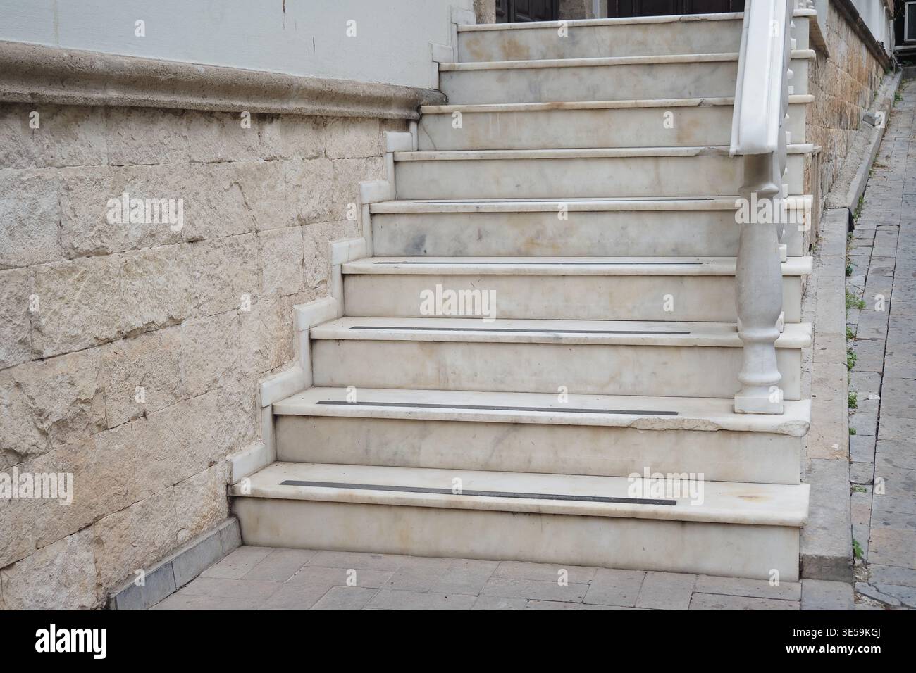 Scalini in marmo conducono ad un edificio in città Foto Stock