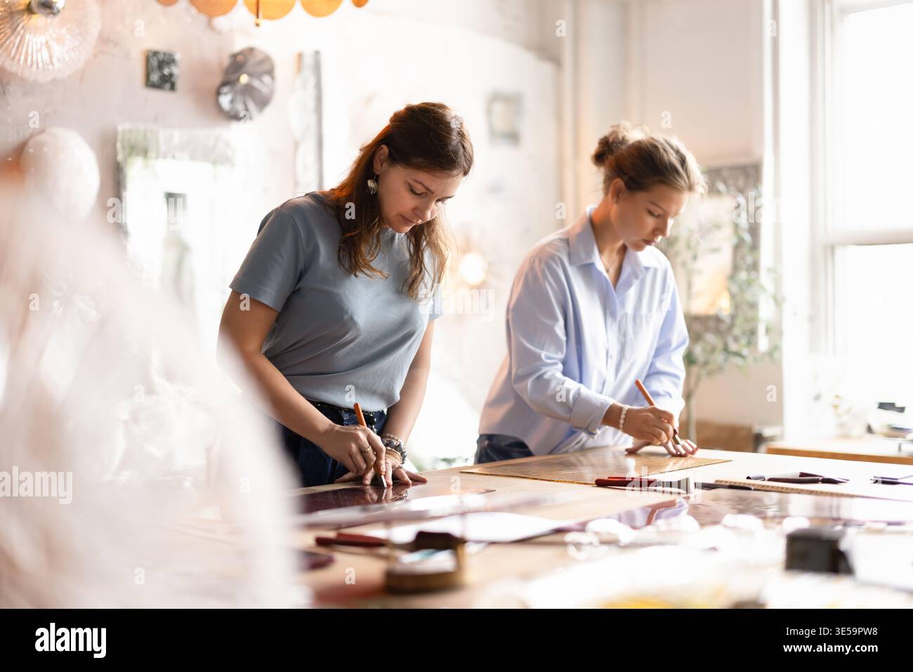Artigiane colleghi che lavorano in uno studio creativo di vetro Foto Stock