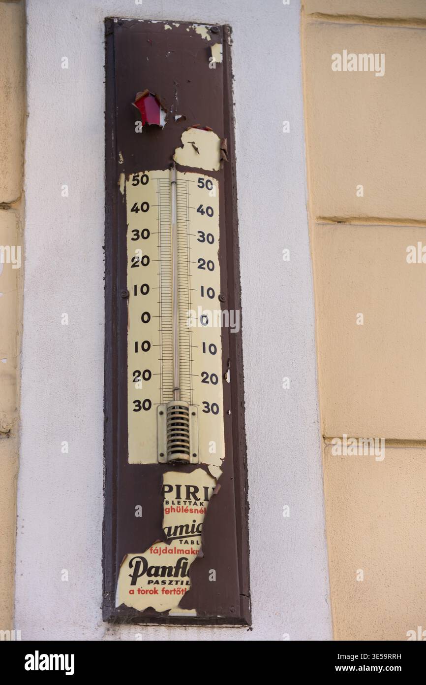 termometro a parete vintage utilizzato per misurare la temperatura dell'aria. Ha una scala Celsius graduata da -30 a +50 gradi. Include il vecchio annuncio farmaceutico Foto Stock