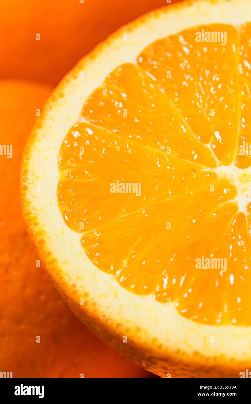 Arance Navel sane organiche crude in un mucchio Foto Stock