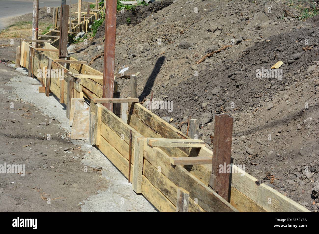 Cassaforma per fondazioni in calcestruzzo per recinzioni Foto Stock