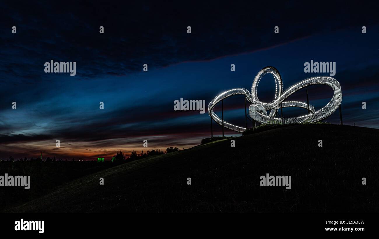Tiger & Turtle Magic Mountain a Duisburg, Germania, all'alba con Blue Hour Foto Stock
