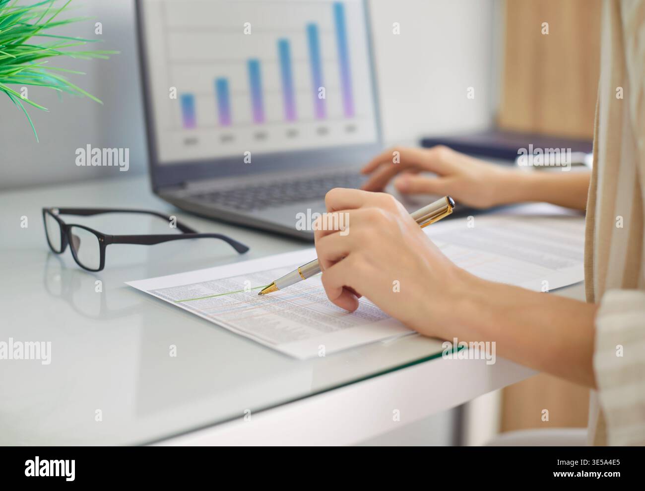 Primo piano di una donna che lavora con un notebook in ufficio Foto Stock