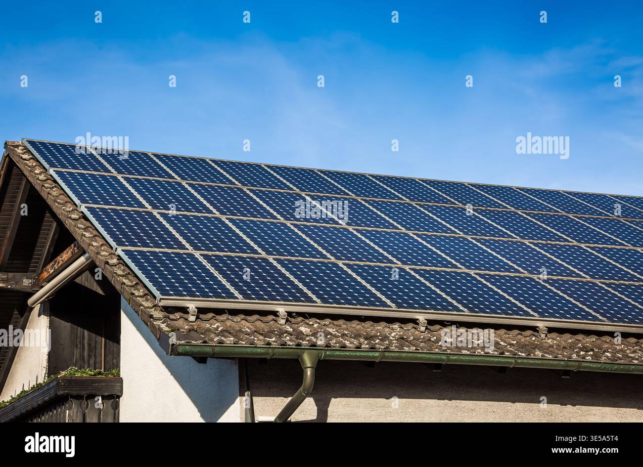Nuovi pannelli solari installati sul tetto in lamiera di una casa moderna Foto Stock