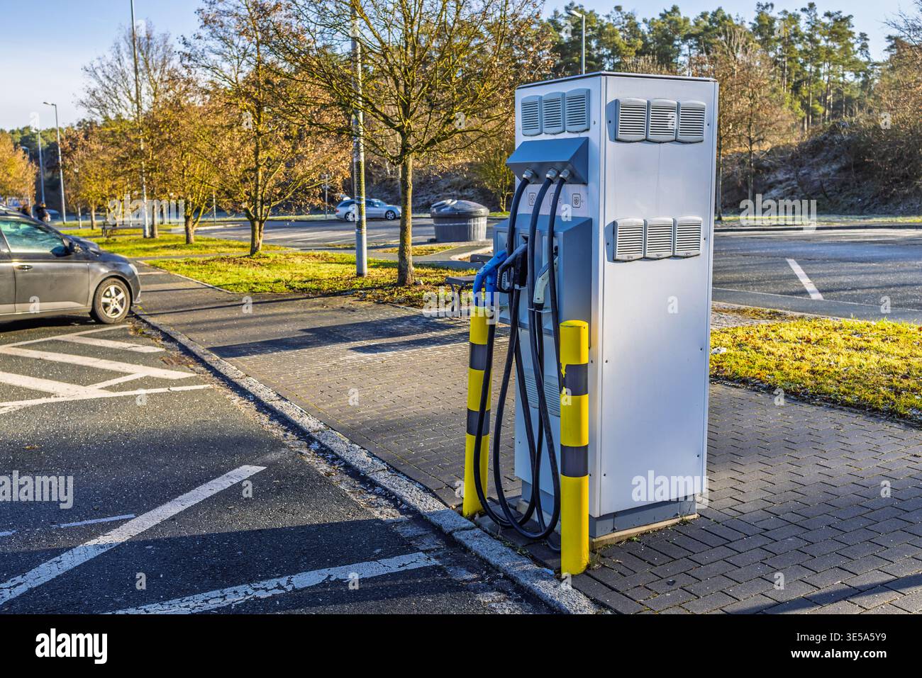 Alimentazione per la ricarica di auto elettriche, caricabatterie nel parcheggio vicino all'autostrada Foto Stock