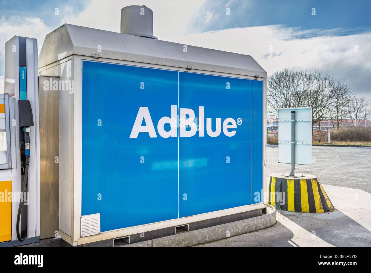 Prag, Repubblica Ceca - dicembre 28 2025: Serbatoio AdBlue presso la stazione di rifornimento. L'AdBlue è un liquido di pulizia per lo scarico diesel per autocarri e autobus. Foto Stock