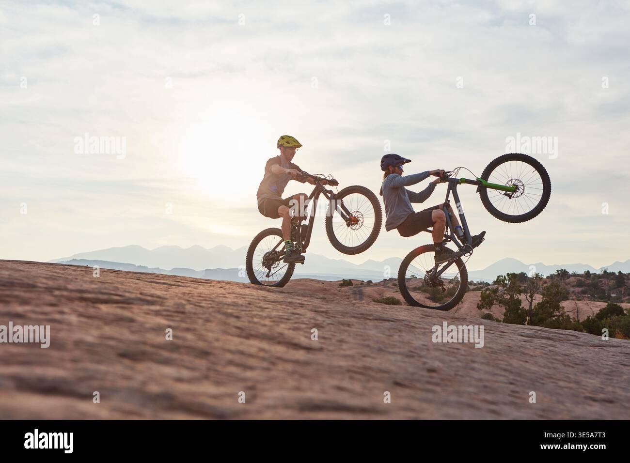 Mountain bike, uomini e viaggi per fitness, viaggi e sport estremi con hobby. Trucco, persone sane e amici con allenamento, ciclista e. Foto Stock