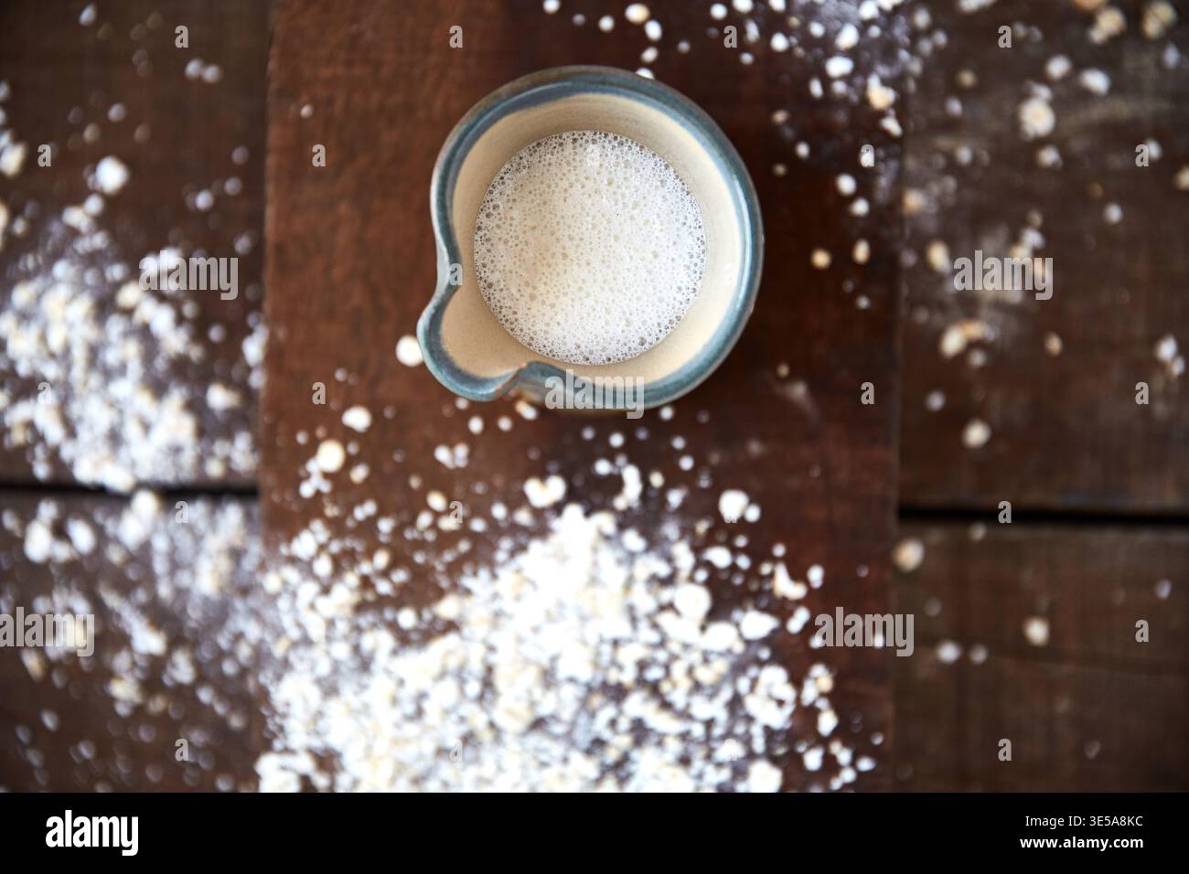Sopra, latte d'avena e dieta in cucina con bevanda, proteine nutrizionali e shakut salutare in casa. Caraffa, bevande a base vegetale e ingredienti biologici per Foto Stock