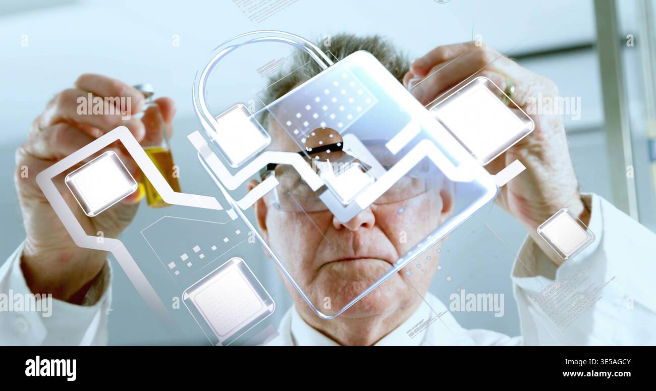 Trattenere lo scienziato in un camice da laboratorio bianco che manipola l'ologramma in laboratorio clinico, con fiala e icona a forma di lucchetto Foto Stock