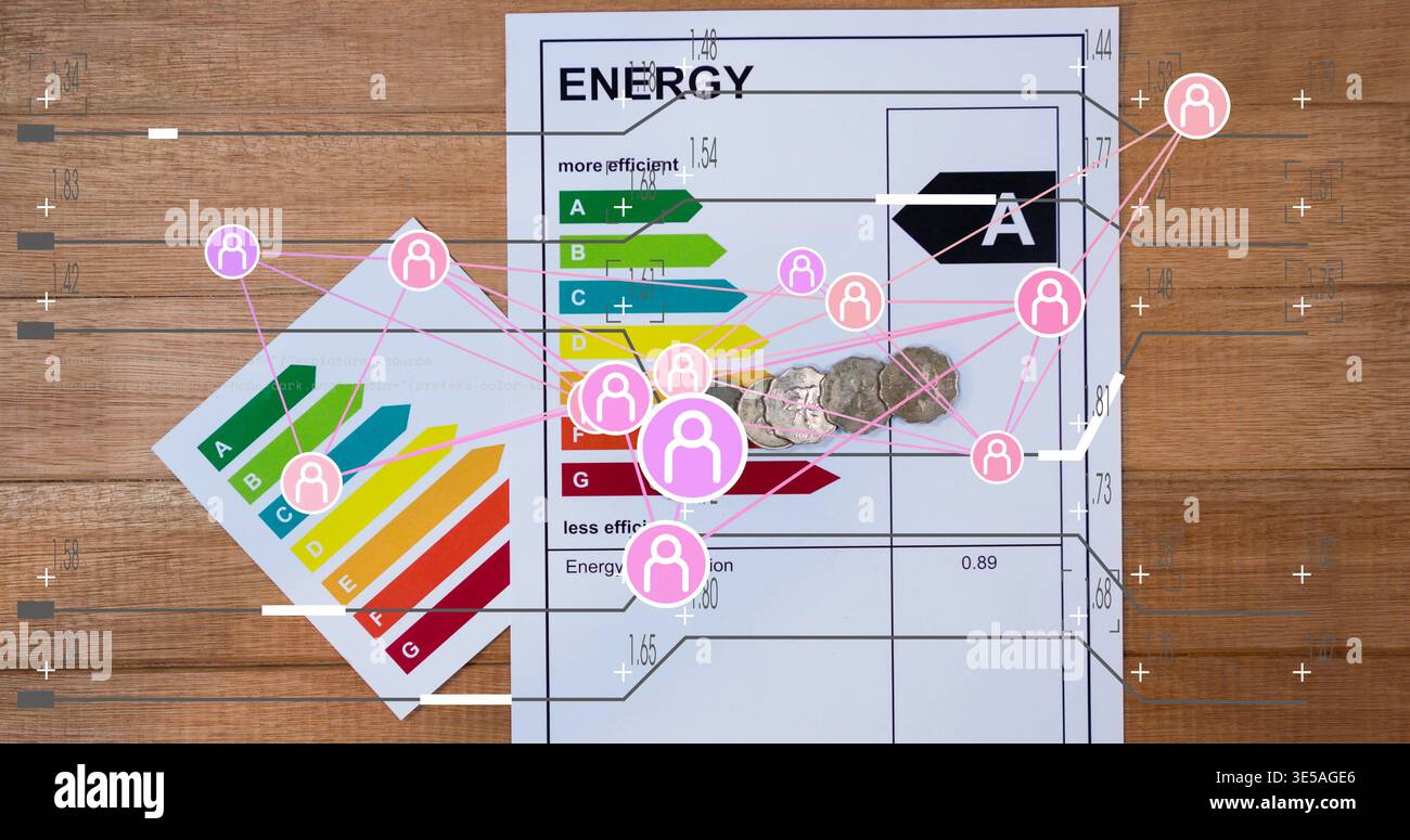 Visualizzazione di un foglio di etichette energetiche stampato su un piano in legno, con cartellino inclinato, monete e avatar rosa Foto Stock
