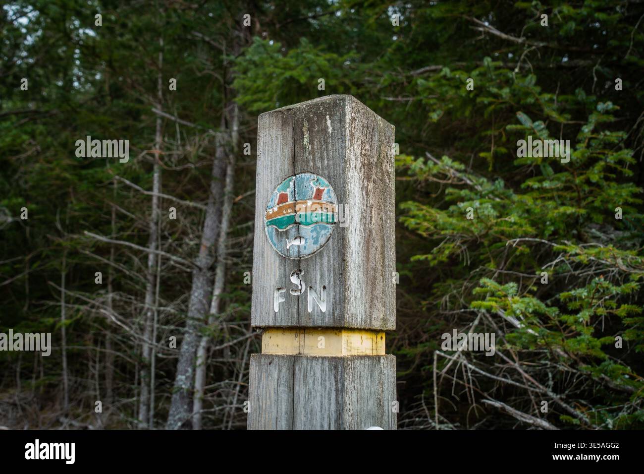 Segnaletica stradale nella foresta di Elchies vicino ad Archiestown, Moray, Scozia Foto Stock