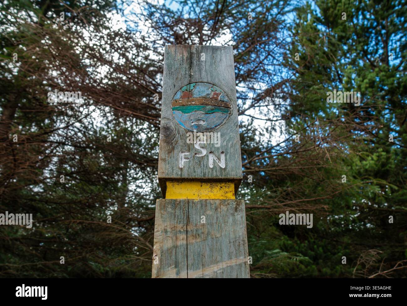 Segnaletica stradale nella foresta di Elchies vicino ad Archiestown, Moray, Scozia Foto Stock
