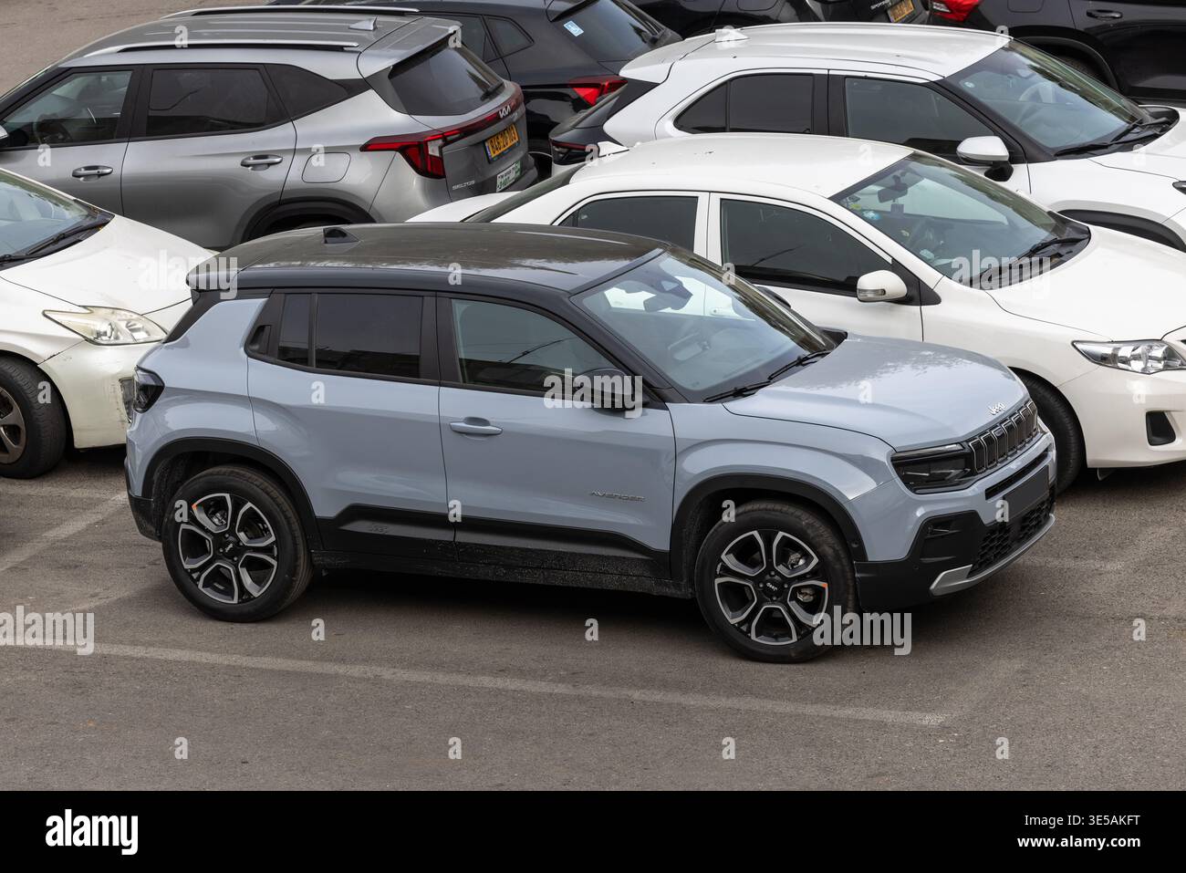 Jeep Avenger suv compatto parcheggiato tra le auto nel parcheggio con vista dall'alto. 12 febbraio 2026. Givatayim, Israele Foto Stock