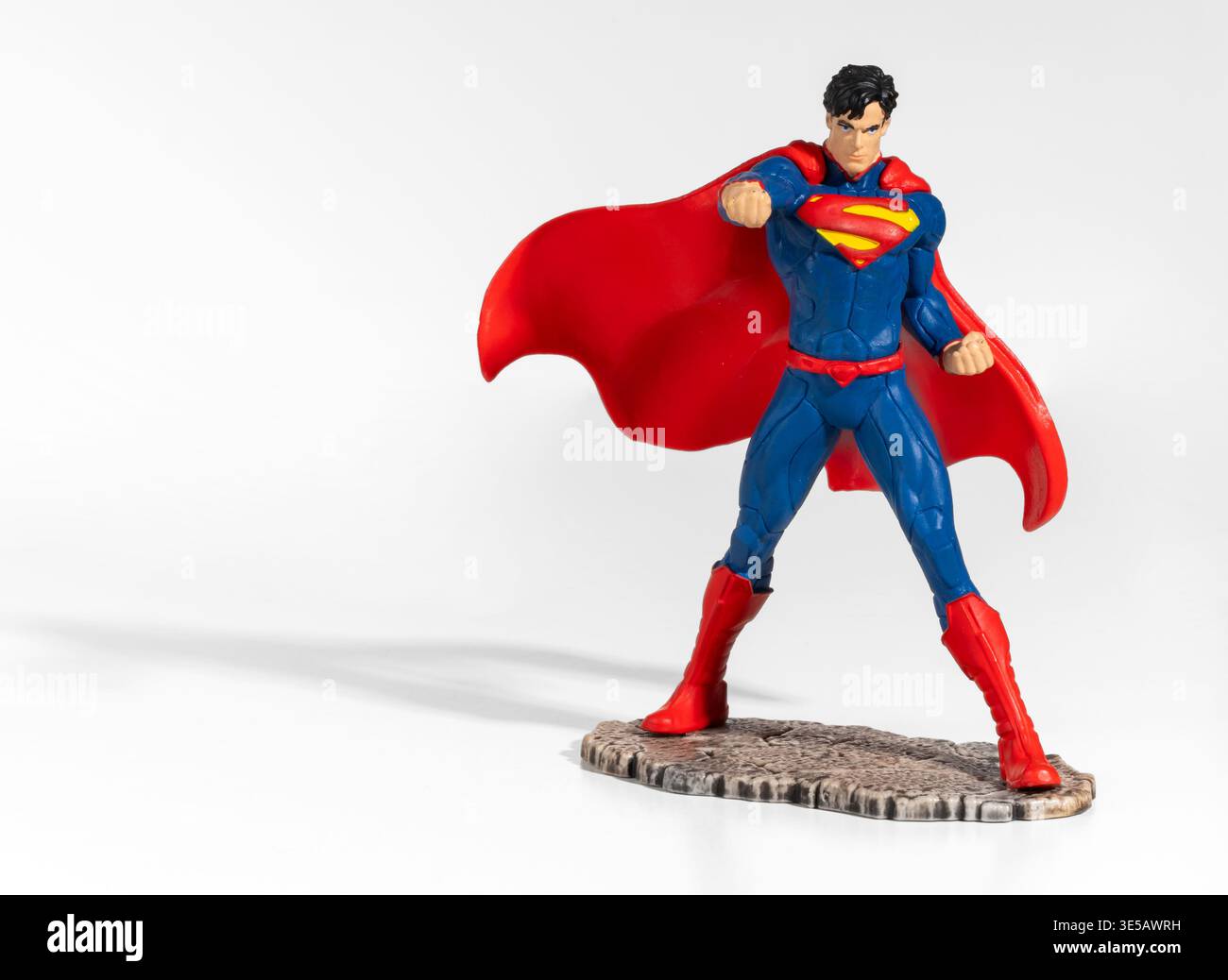 Milano, Lombardia, Italia - 4 febbraio 2026: Superman action figure che ritrae eroismo e forza, pronta all'azione Foto Stock