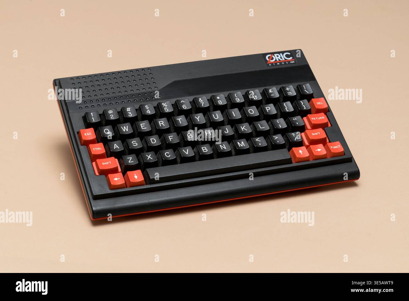 Pavia, Lombardia, Italia - 8 dicembre 2024: Home computer Oric Atmos dal 1984 al Museo Ctrl+Alt. Concorrente di Atari 600XL e Commodore 64. È h Foto Stock