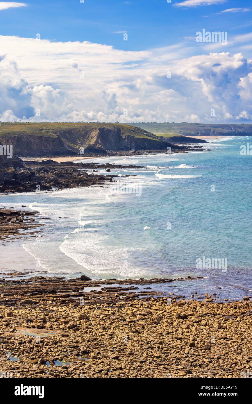 Spiaggia di Stoney su una costa rocciosa in Bretagne, Francia Foto Stock