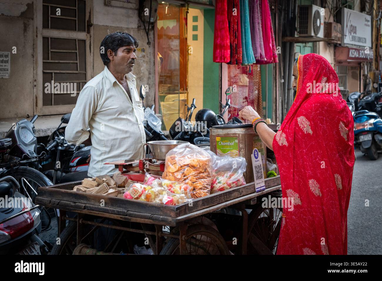 Uomo che vende cibo di strada indiano per le strade di Jaipur, India Foto Stock