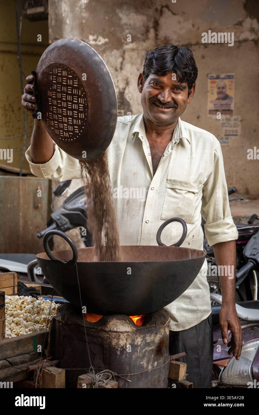 Uomo che cucina cibo di strada indiano per le strade di Jaipur, India Foto Stock