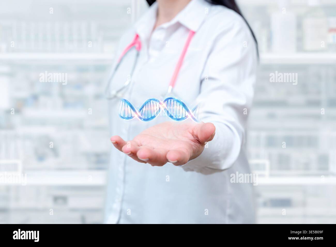 Medico che presenta l'ologramma dell'elica del DNA, illustra la genetica, la biotecnologia, la ricerca e l'innovazione medica moderna Foto Stock