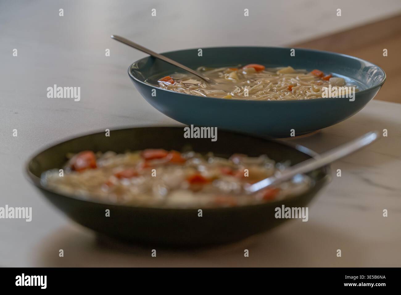 Zuppa istantanea di spaghetti in ciotole sul tavolo concetto di pasto veloce per la casa Foto Stock