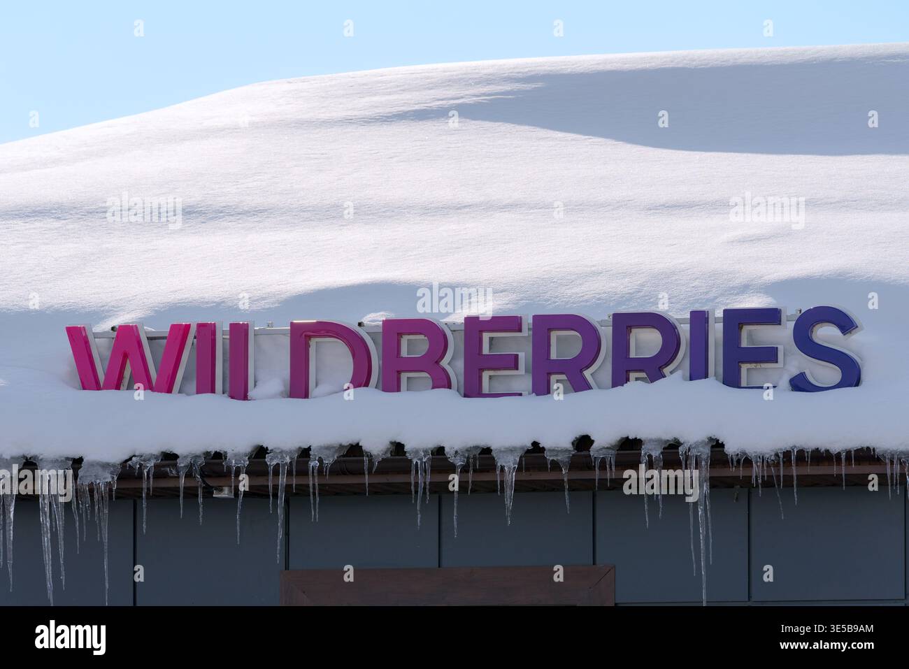 Russia, Repubblica di Bashkortostan, villaggio di Mrakovo - 15 marzo 2026. Primo piano del logo Wildberries sul tetto di un edificio coperto di neve profonda e ghiaccioli Foto Stock