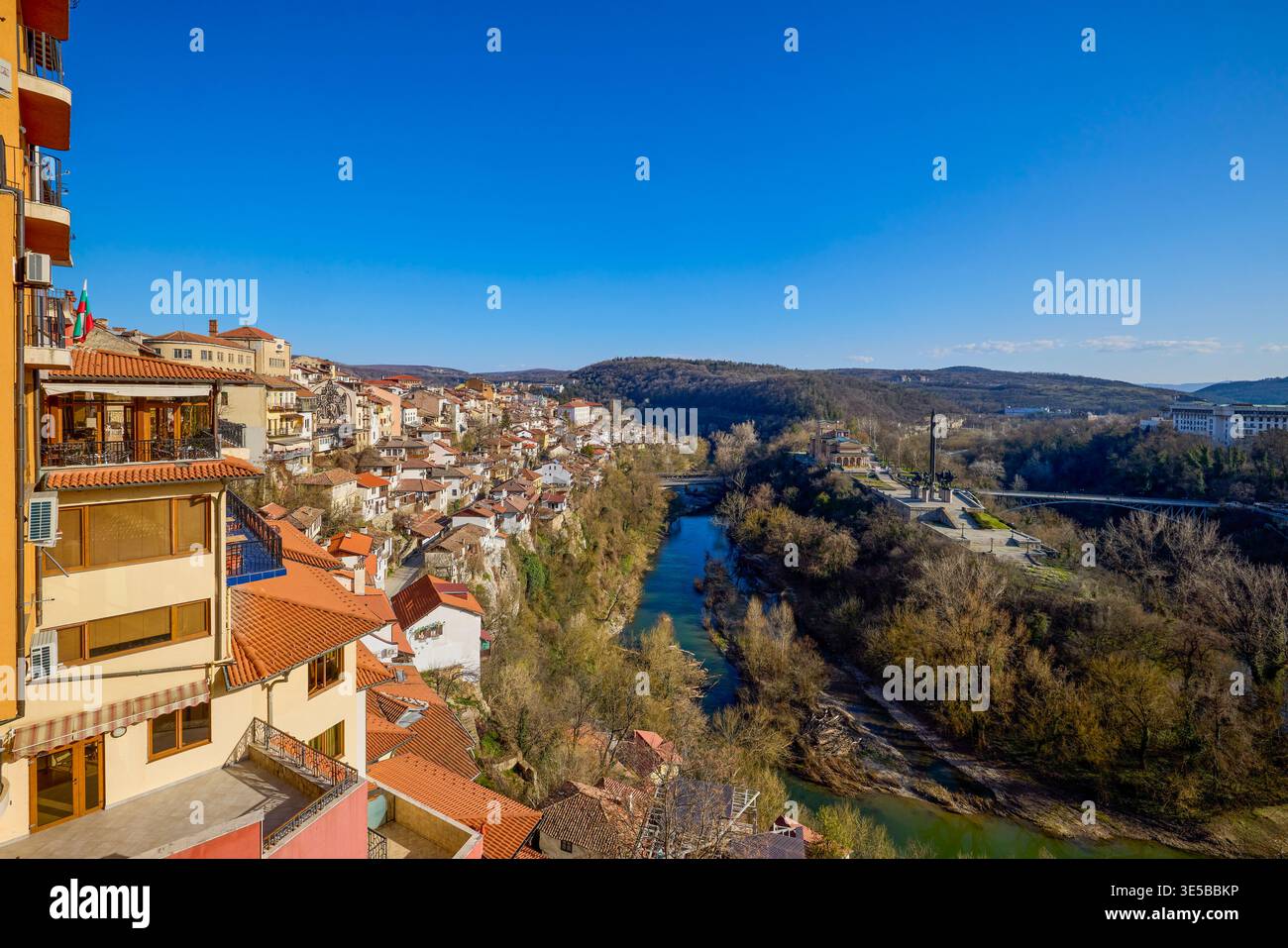 Veliko Tarnovo Bulgaria 13 marzo 2026. immagini generiche della città con varie attrazioni turistiche, strade ed edifici. Foto Stock