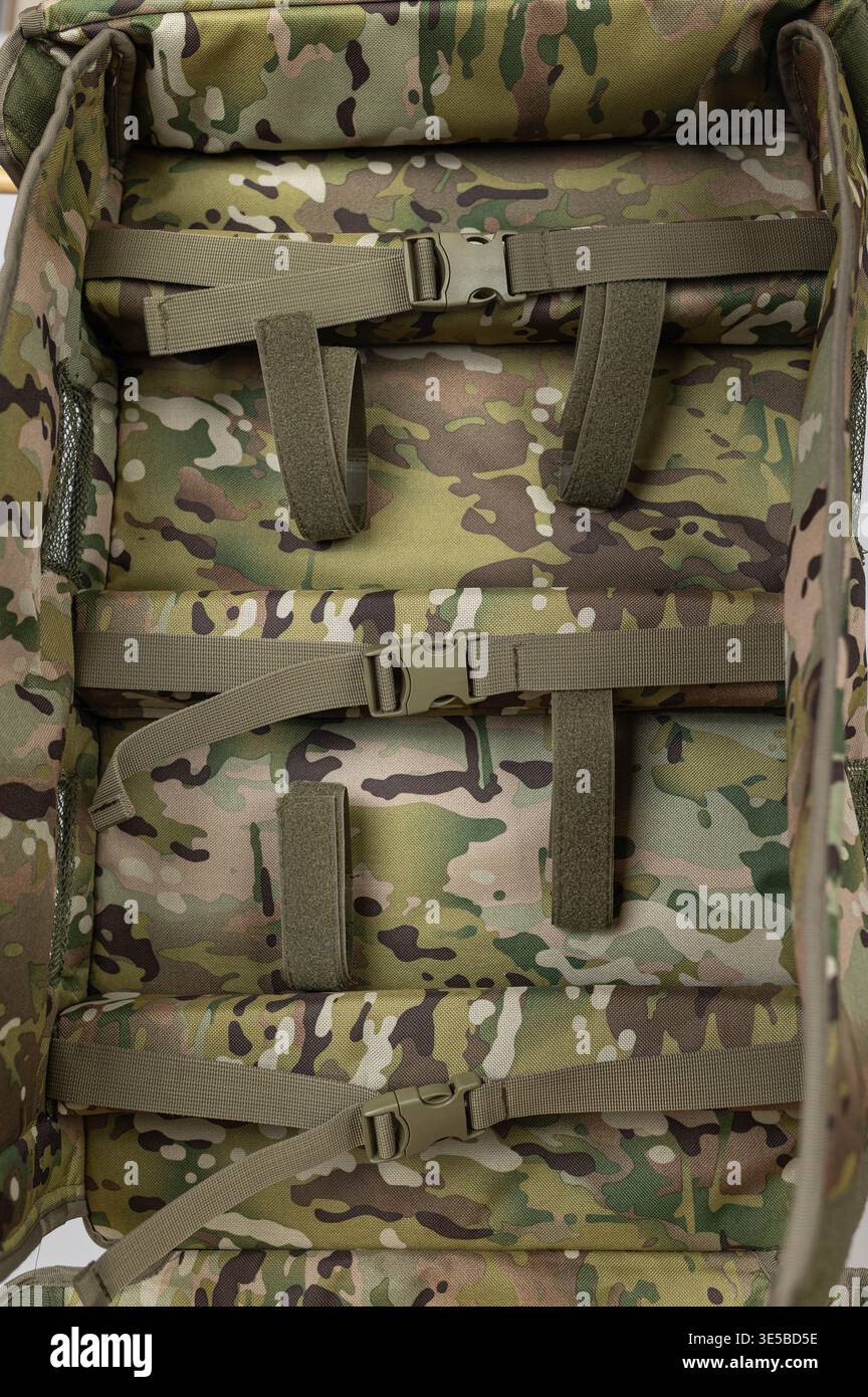 Fissare il vano di carico con il sistema a nastro. Elementi di fissaggio e camouflage interni disposti in modo efficiente Foto Stock