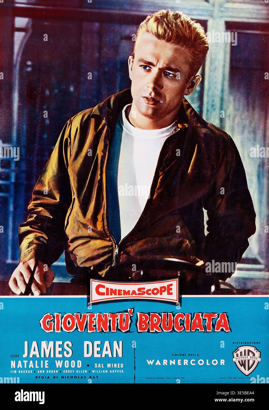Questo poster cinematografico italiano, intitolato "Gioventù bruciata" (ribelle senza una causa), del 1955, presenta un ripugnante ritratto dell'attore James Dean. L'iconica immagine cattura l'intenso sguardo di Dean e ritrae lo spirito ribelle del film, prodotto dalla Warner Bros. E diretto da Nicholas Ray. Poster ripristinato. Foto Stock