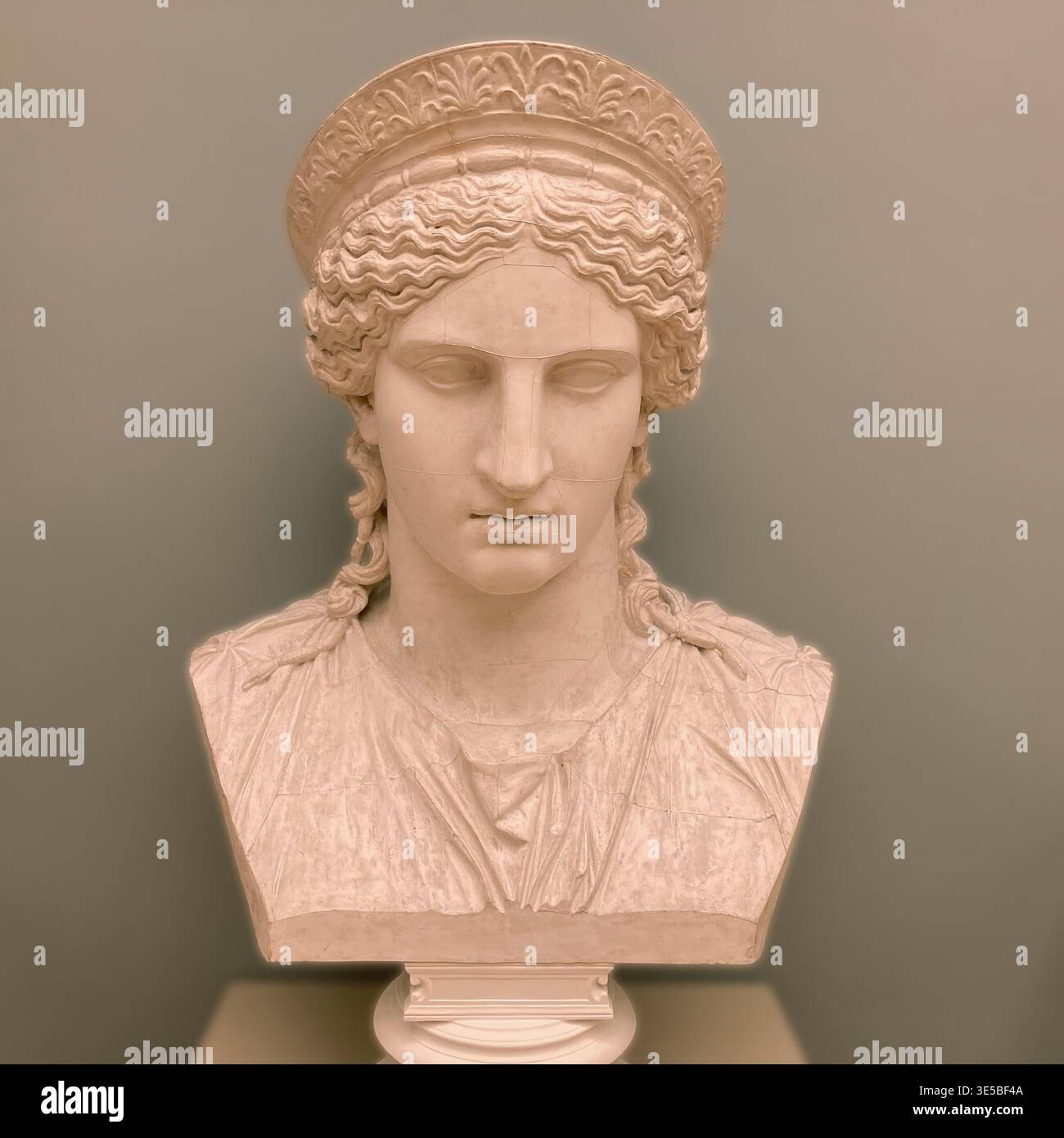 Classica scultura del busto della dea Juno Head with Wreath Foto Stock