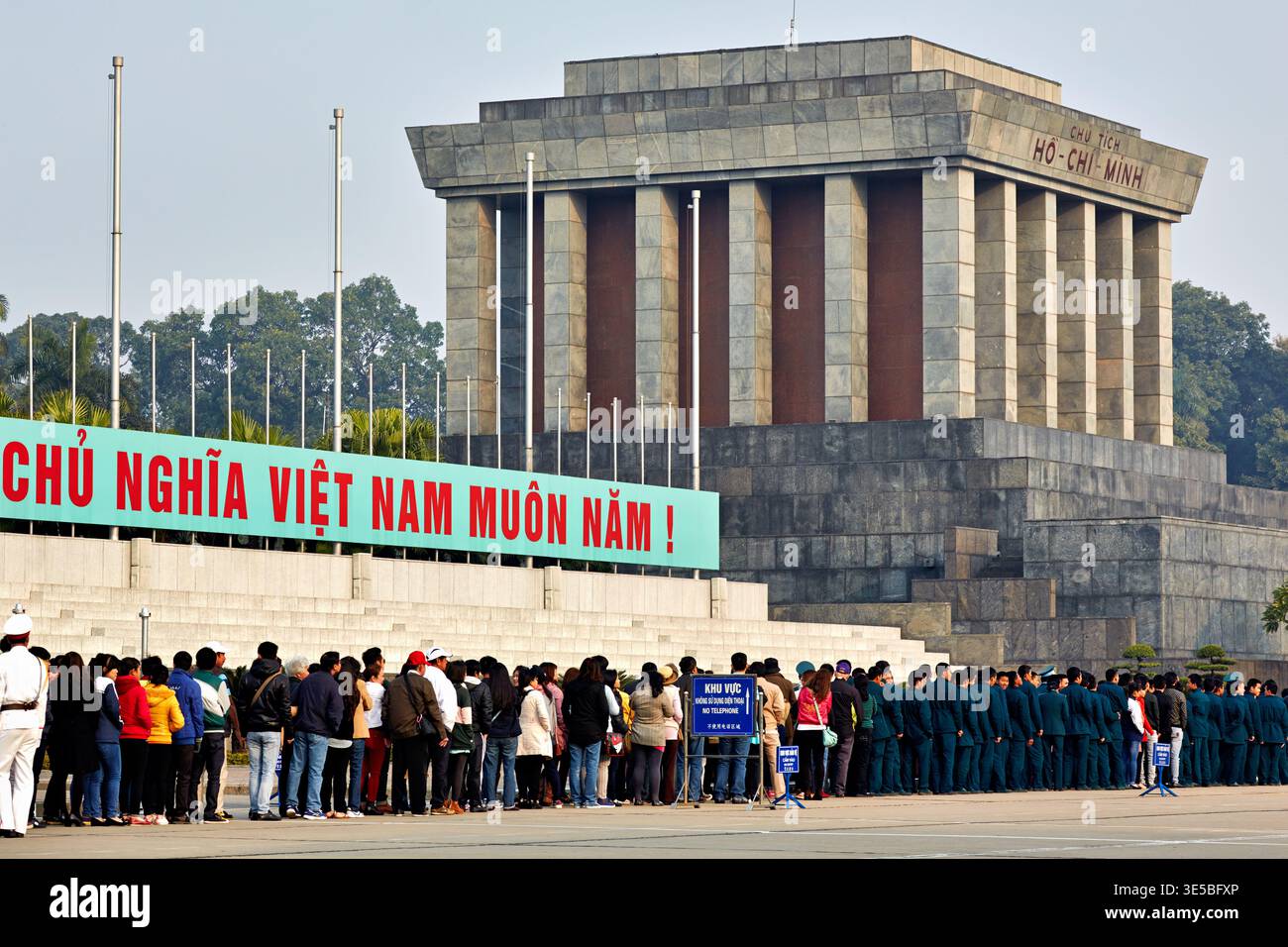 Molte persone sono in fila fuori dal Mausoleo di ho chi Minh ad Hanoi, in Vietnam, durante il giorno. Stanno aspettando di rendere omaggio. Foto Stock