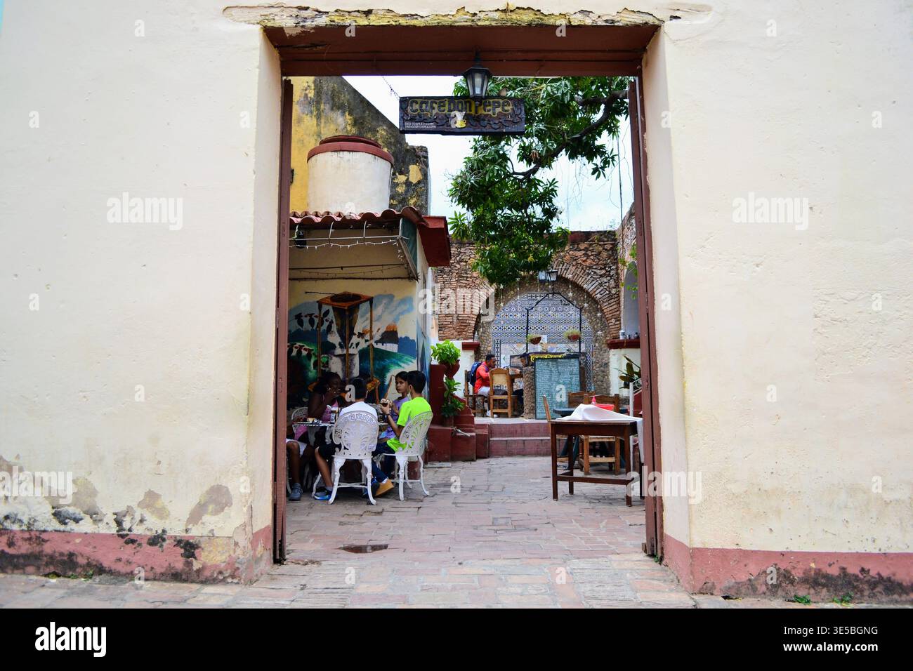 Persone che si rilassano in un cortile tradizionale a Trinidad, Cuba Foto Stock