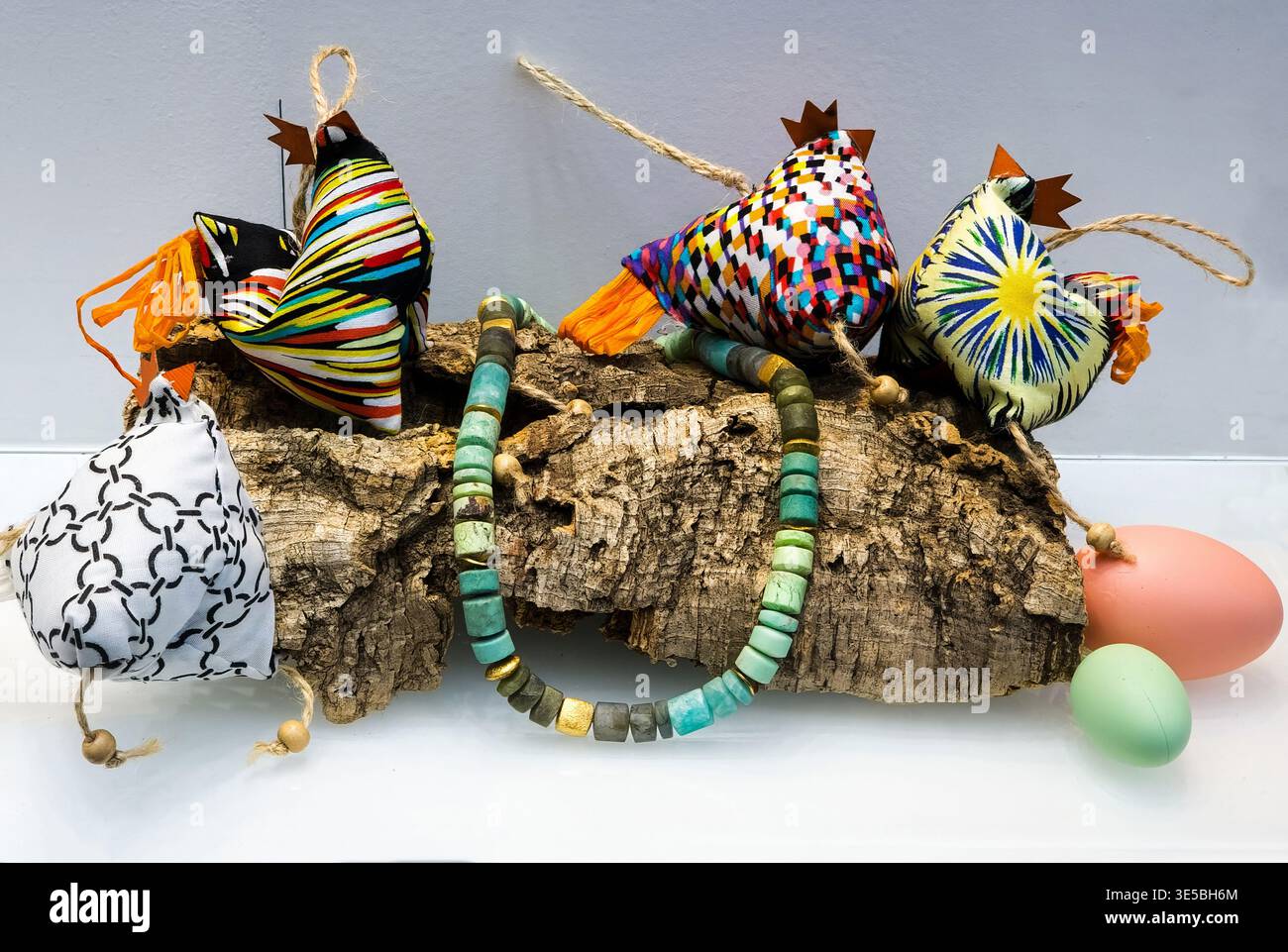 Decorazioni in tessuto di Pasqua con collana con perline sulla corteccia Foto Stock