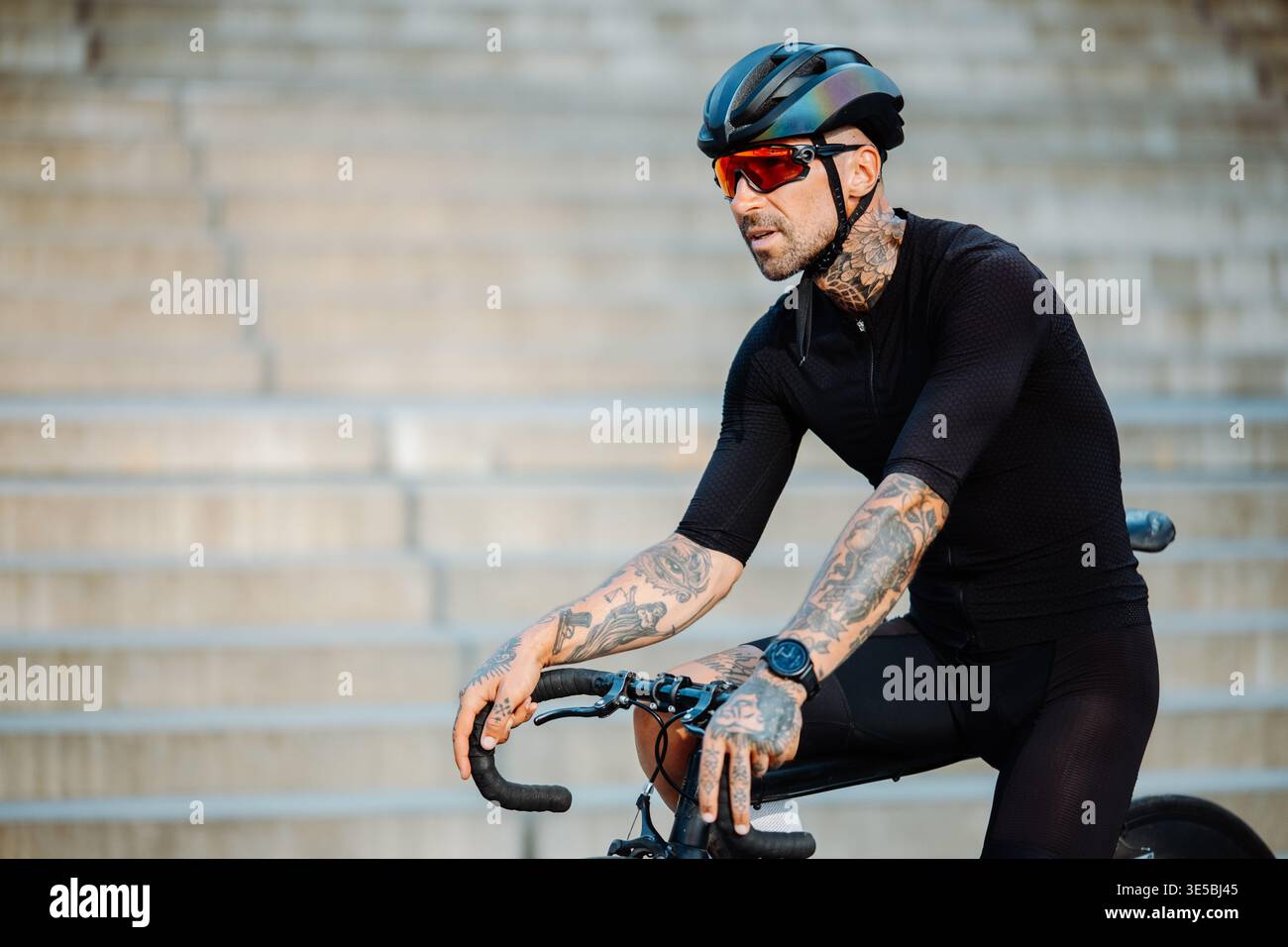 Il bike Rider dal look intenso si prepara all'accelerazione rapida Foto Stock