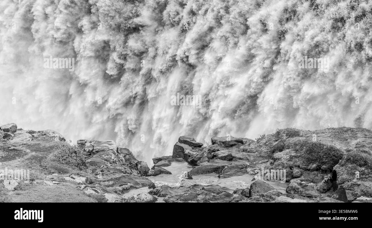 Le acque di Jökulsá á Fjöllum, il fiume glaciale di Dettifoss, una delle cascate più potenti d'Europa. Parco nazionale di Vatnajökull, Islanda Foto Stock