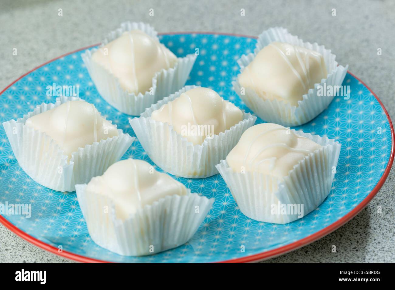 Sei fantasie del signor Kipling Frosty su un piatto blu. Foto Stock