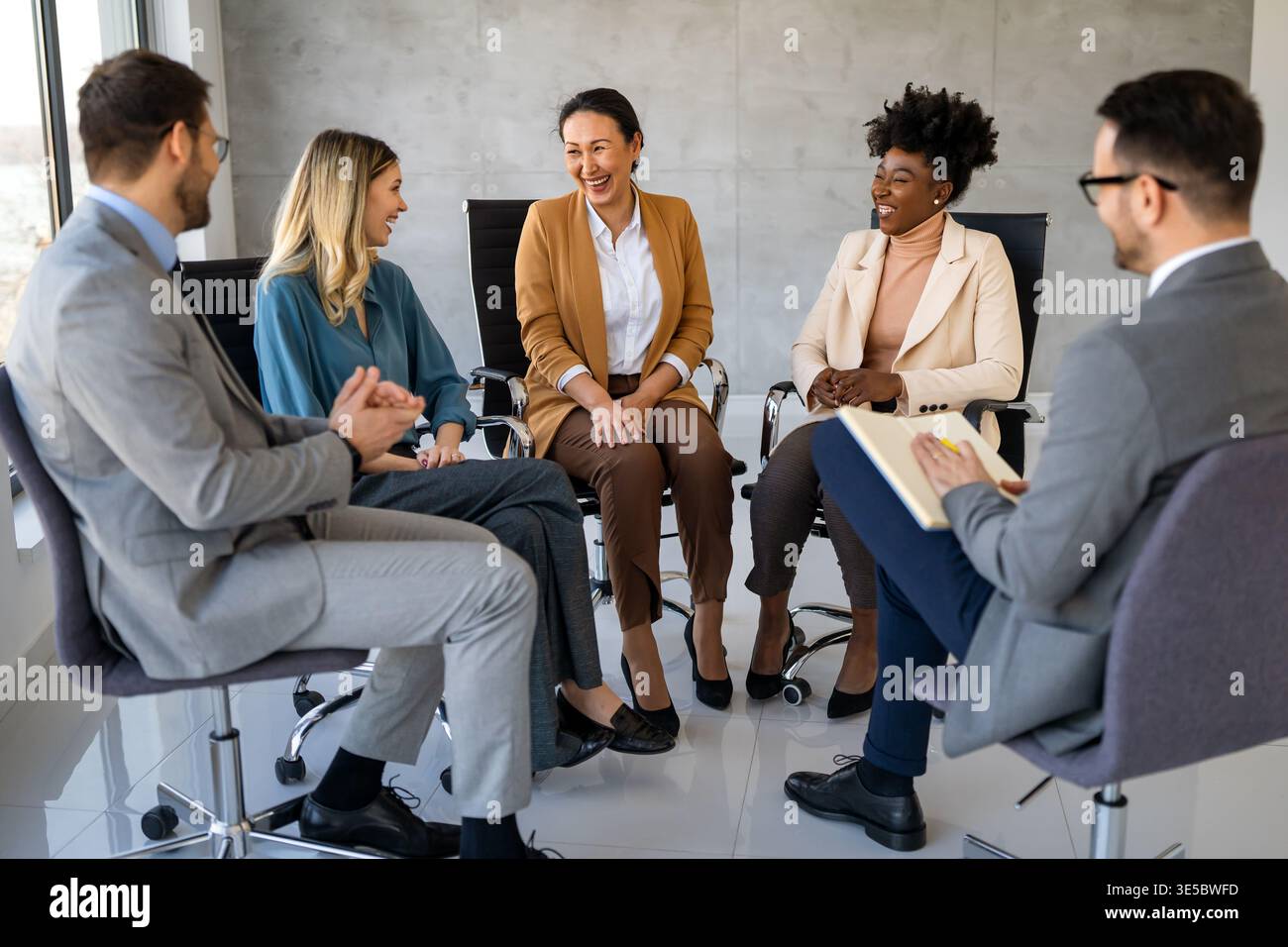 Un luogo di lavoro multinazionale un leader integra prospettive, collaborazione interculturale, diversità Foto Stock
